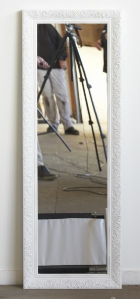 Hvidt spejl rillet med lidt sølv i rammen 46x131cm - Se flere Hvide spejle og Hvide møbler
